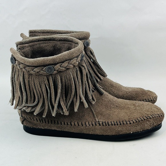 Womens 6 Minnetonka Moccasin Boots Gray Suede Fringe Back Zip High Top Medallion - Picture 2 of 8